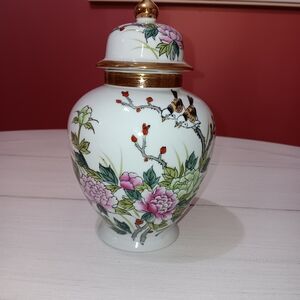 Vintage Kutani Porcelain Handpainted Japanese Urn